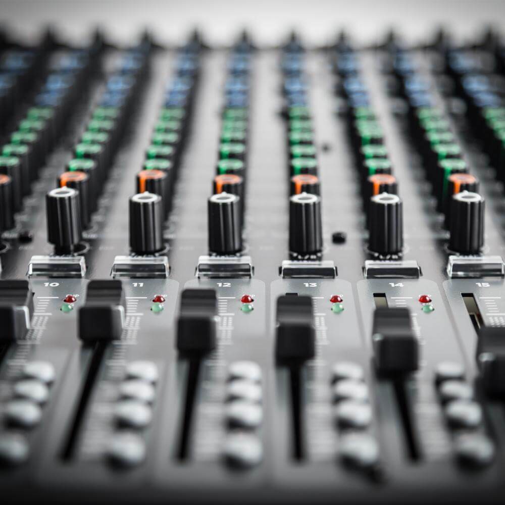 RCF E 24 | Consola de Mezcla Profesional 24 Canales