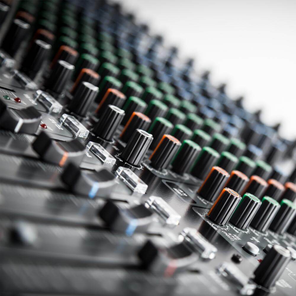 RCF E 24 | Consola de Mezcla Profesional 24 Canales