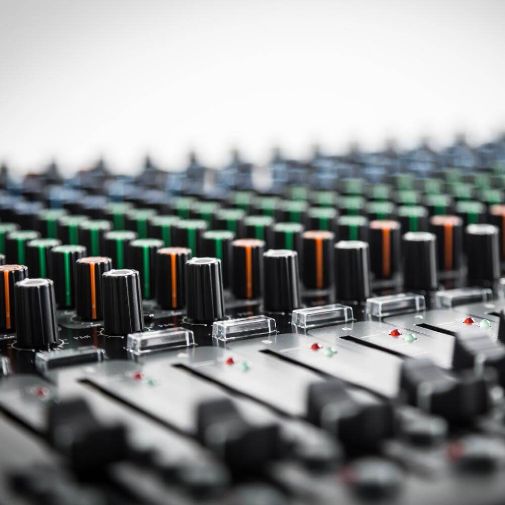 RCF E 24 | Consola de Mezcla Profesional 24 Canales