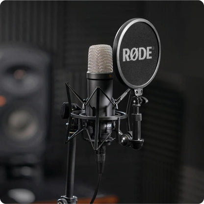 RØDE NT1 Signature Series | Micrófono de condensador profesional con soporte y filtro anti-pop