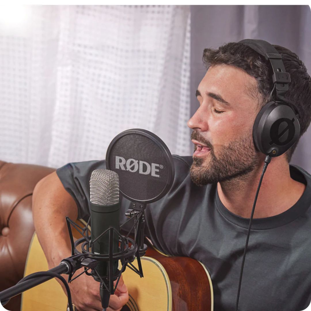 RØDE NT1 Signature Series | Micrófono de condensador profesional con soporte y filtro anti-pop